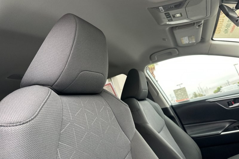 Toyota RAV4 Vehicle Full-screen Gallery Image 17