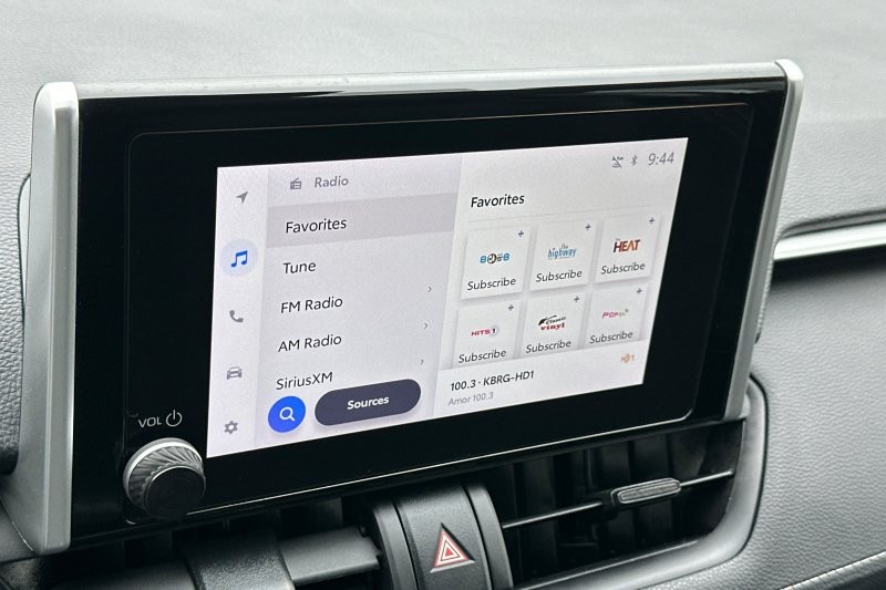 Toyota RAV4 Vehicle Full-screen Gallery Image 18