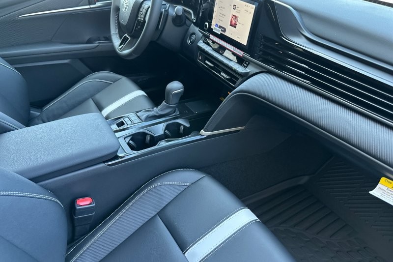 Toyota Camry Vehicle Full-screen Gallery Image 17