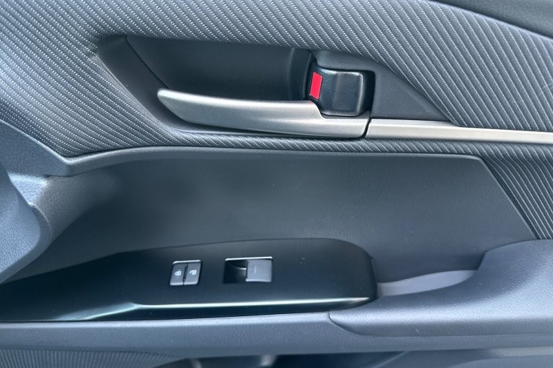 Toyota Camry Vehicle Full-screen Gallery Image 19