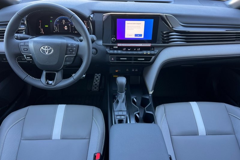 Toyota Camry Vehicle Full-screen Gallery Image 15