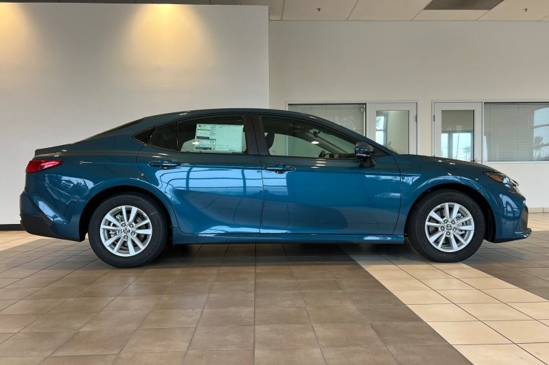 Toyota Camry Vehicle Full-screen Gallery Image 03
