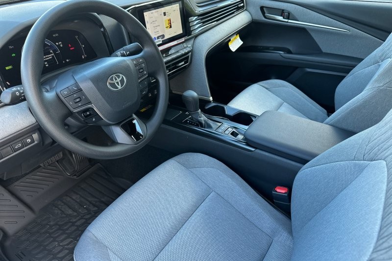 Toyota Camry Vehicle Full-screen Gallery Image 07