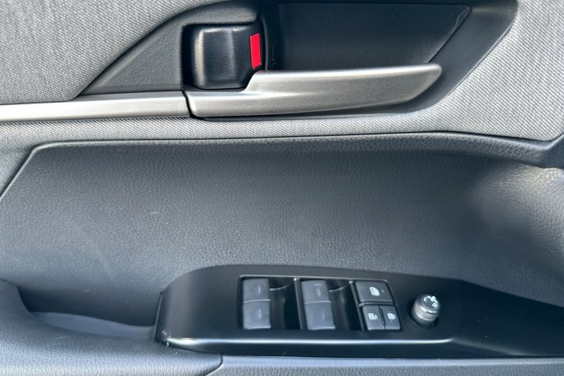 Toyota Camry Vehicle Full-screen Gallery Image 08
