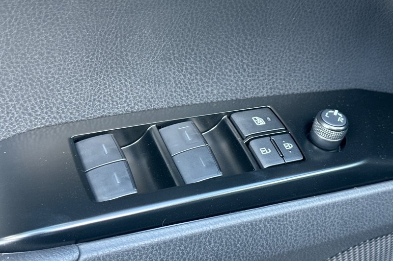Toyota Camry Vehicle Full-screen Gallery Image 09