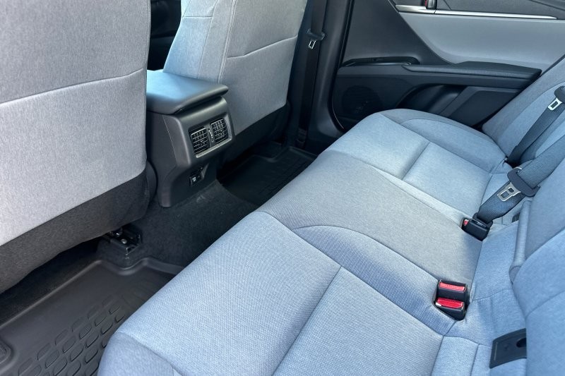 Toyota Camry Vehicle Full-screen Gallery Image 10