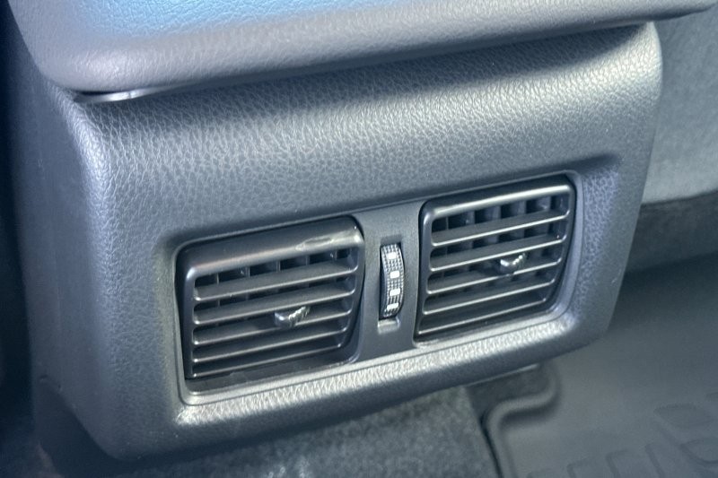 Toyota Camry Vehicle Full-screen Gallery Image 11