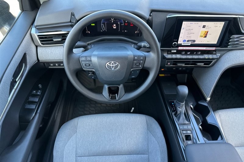 Toyota Camry Vehicle Full-screen Gallery Image 13