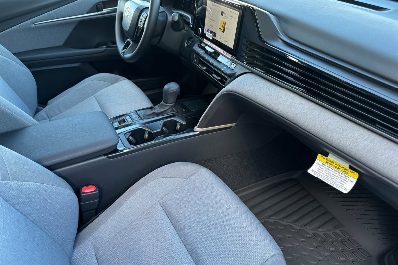 Toyota Camry Vehicle Full-screen Gallery Image 14