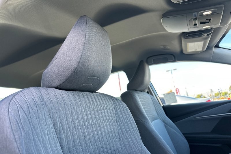 Toyota Camry Vehicle Full-screen Gallery Image 15