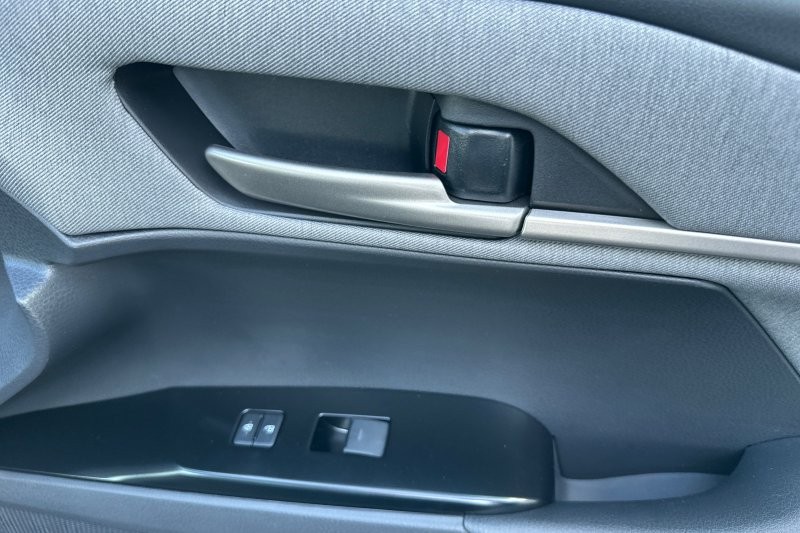 Toyota Camry Vehicle Full-screen Gallery Image 16