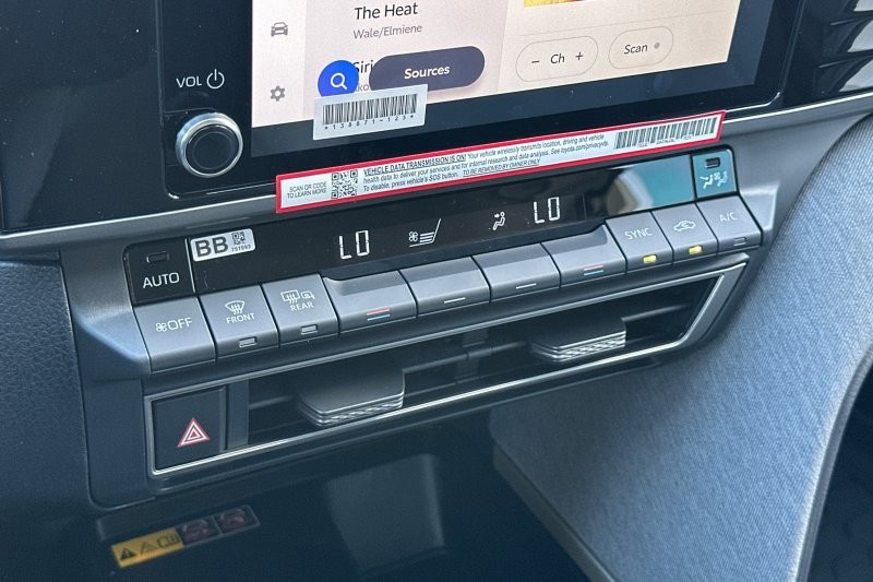 Toyota Camry Vehicle Full-screen Gallery Image 19