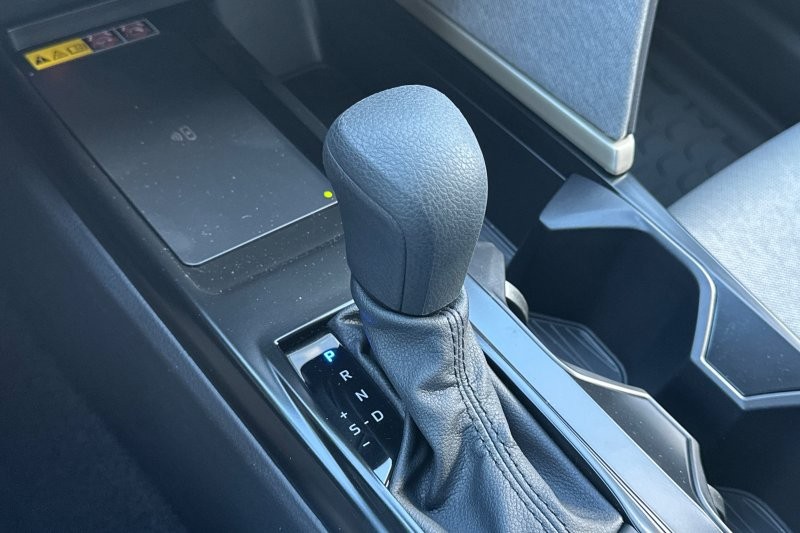 Toyota Camry Vehicle Full-screen Gallery Image 20
