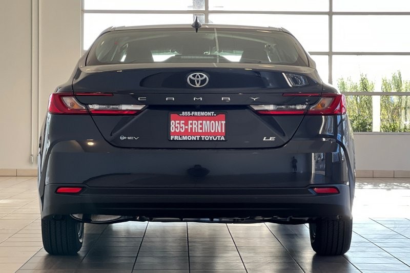 Toyota Camry Vehicle Full-screen Gallery Image 05