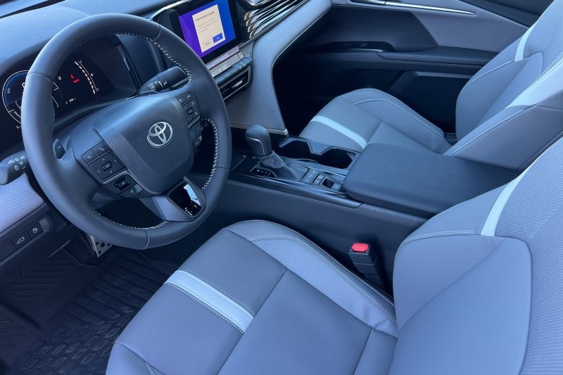 Toyota Camry Vehicle Full-screen Gallery Image 07