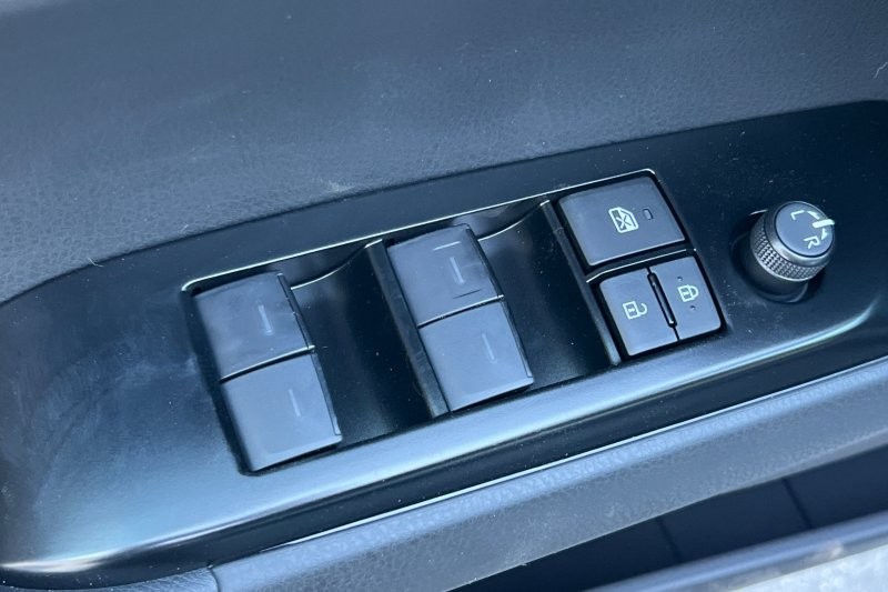 Toyota Camry Vehicle Full-screen Gallery Image 09