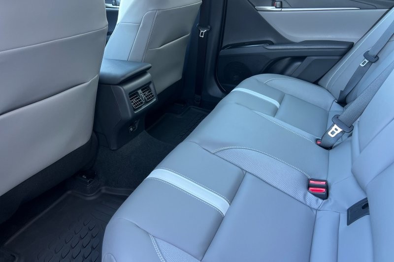 Toyota Camry Vehicle Full-screen Gallery Image 10