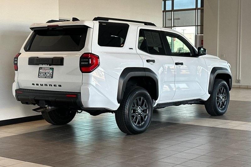 Toyota 4Runner Vehicle Full-screen Gallery Image 04