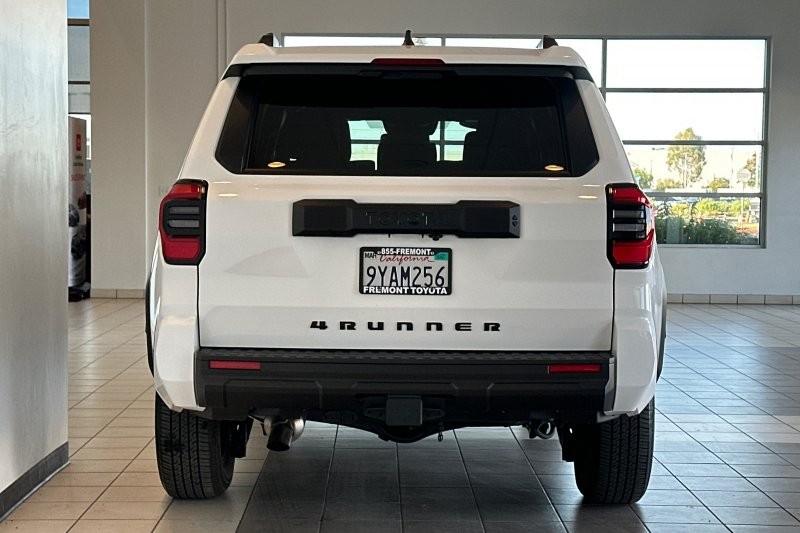 Toyota 4Runner Vehicle Full-screen Gallery Image 05