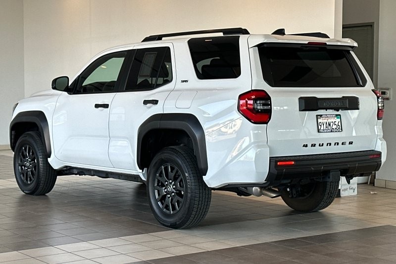 Toyota 4Runner Vehicle Full-screen Gallery Image 06