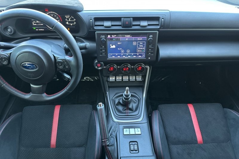 Subaru BRZ Vehicle Full-screen Gallery Image 13