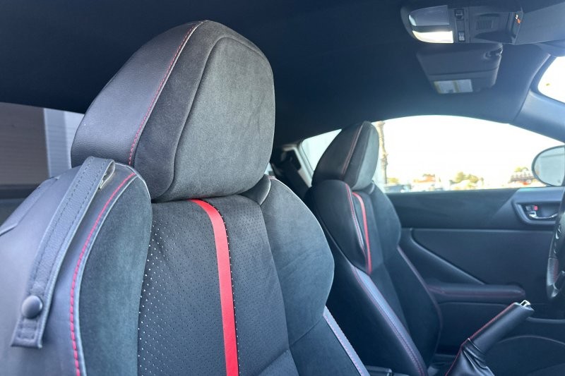 Subaru BRZ Vehicle Full-screen Gallery Image 16