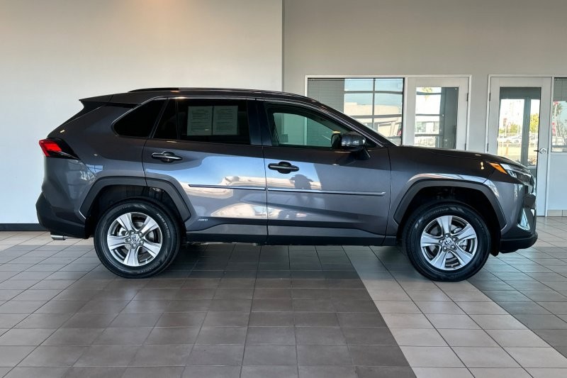 Toyota RAV4 Vehicle Full-screen Gallery Image 03