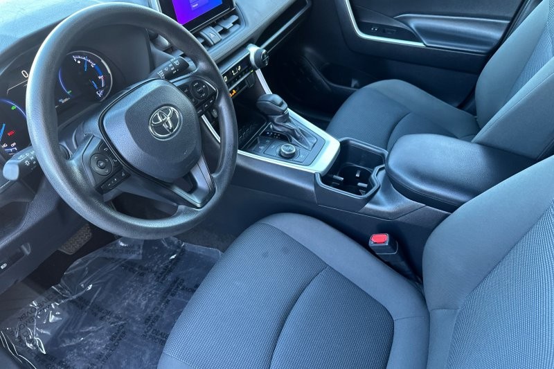 Toyota RAV4 Vehicle Full-screen Gallery Image 10