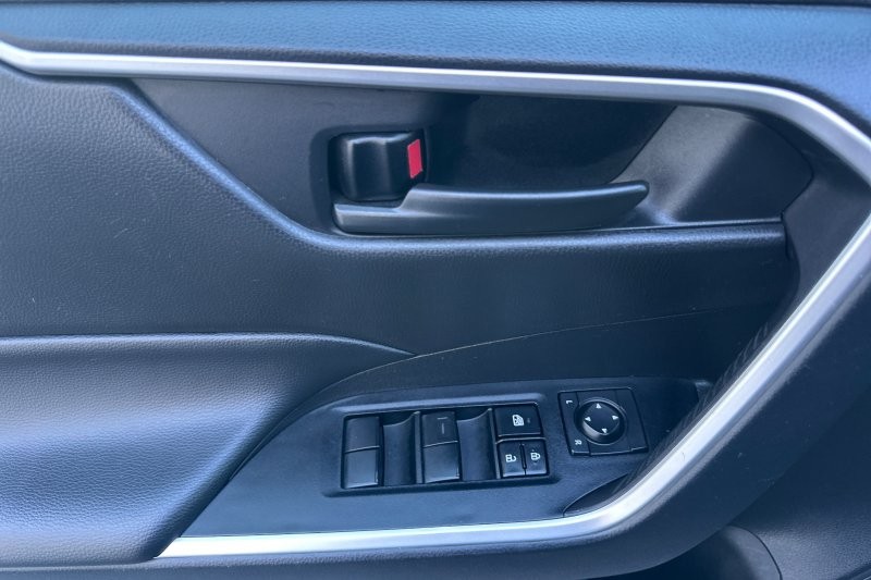 Toyota RAV4 Vehicle Full-screen Gallery Image 11