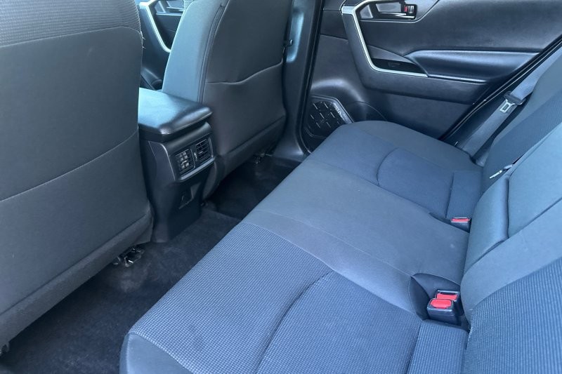 Toyota RAV4 Vehicle Full-screen Gallery Image 12