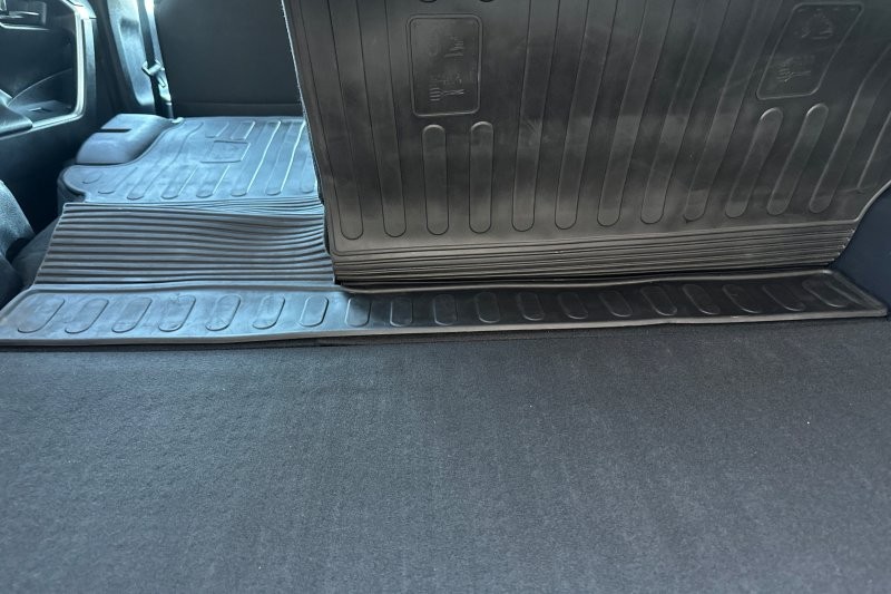 Toyota RAV4 Vehicle Full-screen Gallery Image 15