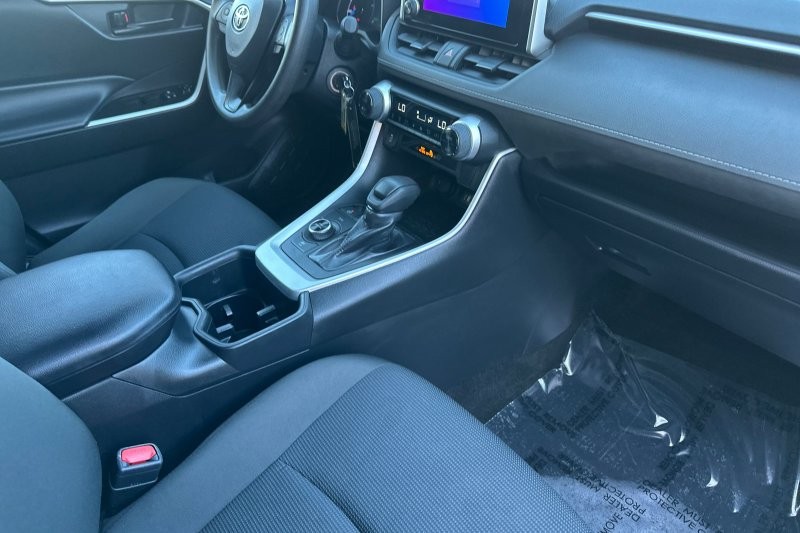 Toyota RAV4 Vehicle Full-screen Gallery Image 16