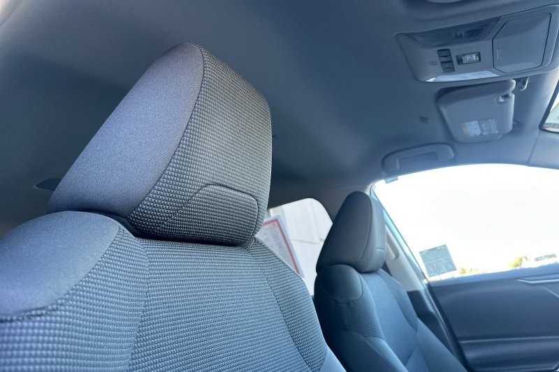 Toyota RAV4 Vehicle Full-screen Gallery Image 17