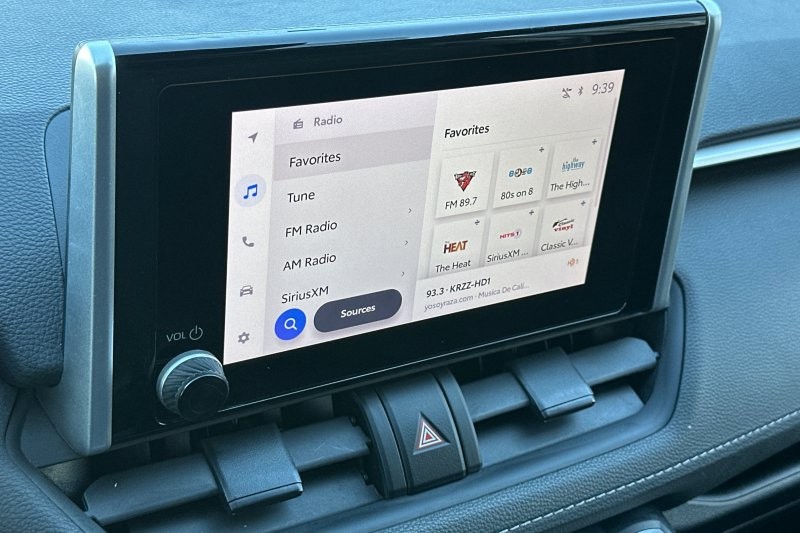 Toyota RAV4 Vehicle Full-screen Gallery Image 18