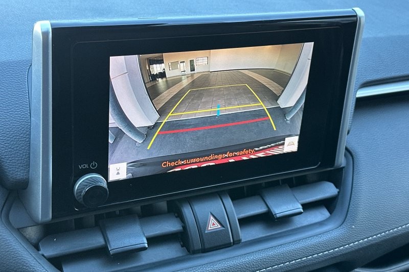 Toyota RAV4 Vehicle Full-screen Gallery Image 19