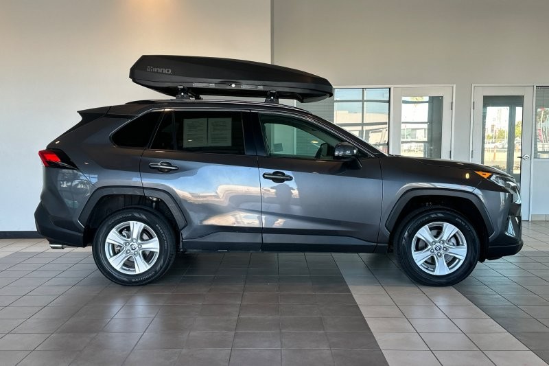 Toyota RAV4 Vehicle Full-screen Gallery Image 03