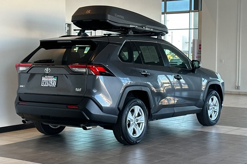 Toyota RAV4 Vehicle Full-screen Gallery Image 04
