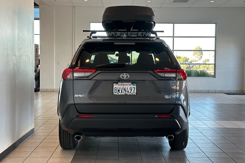 Toyota RAV4 Vehicle Full-screen Gallery Image 05