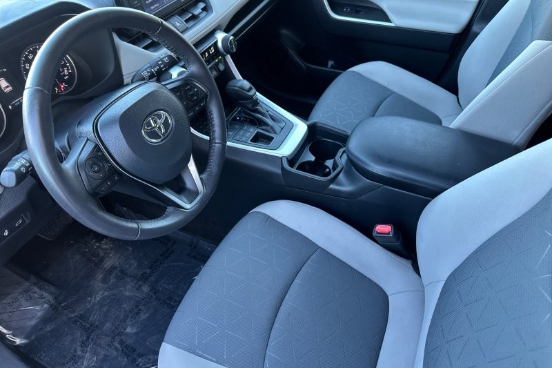Toyota RAV4 Vehicle Full-screen Gallery Image 10