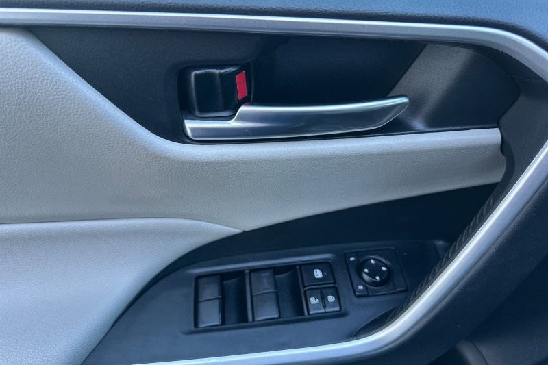 Toyota RAV4 Vehicle Full-screen Gallery Image 11