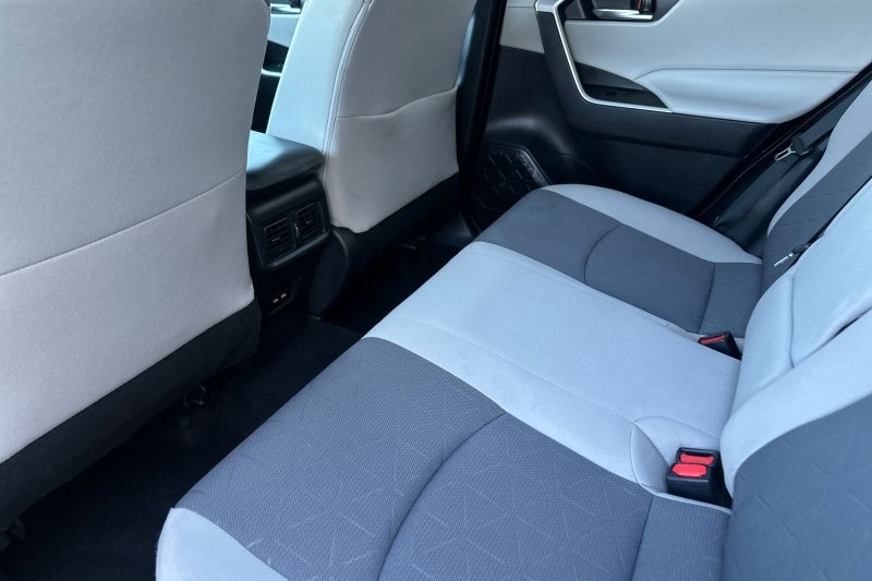 Toyota RAV4 Vehicle Full-screen Gallery Image 12