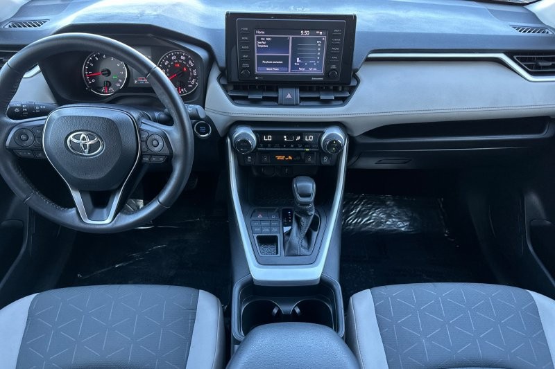 Toyota RAV4 Vehicle Full-screen Gallery Image 13