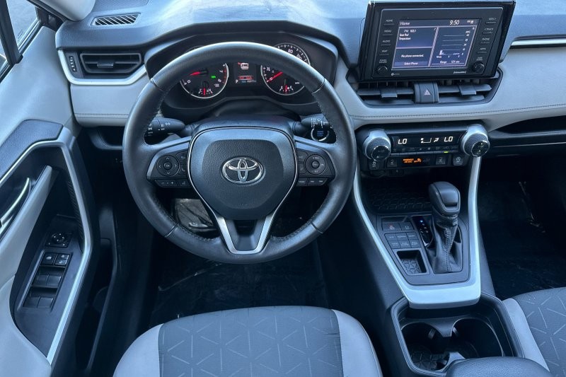 Toyota RAV4 Vehicle Full-screen Gallery Image 14