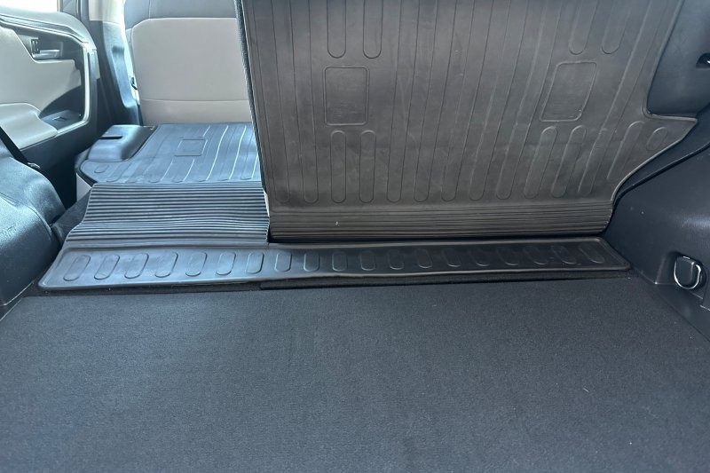 Toyota RAV4 Vehicle Full-screen Gallery Image 15