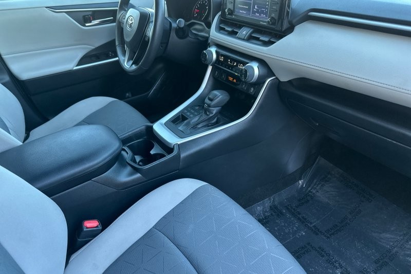 Toyota RAV4 Vehicle Full-screen Gallery Image 16