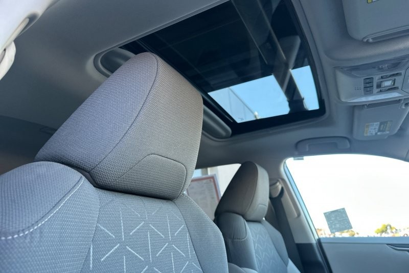 Toyota RAV4 Vehicle Full-screen Gallery Image 17