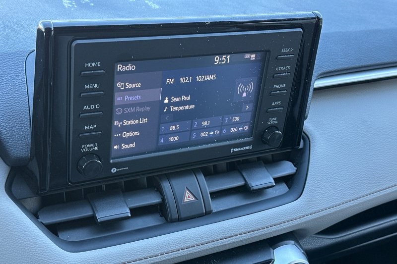 Toyota RAV4 Vehicle Full-screen Gallery Image 18