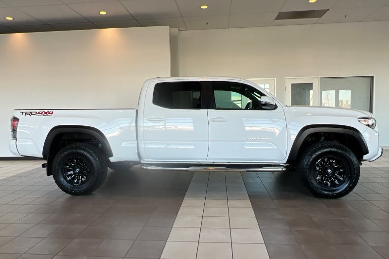 Toyota Tacoma 4WD Vehicle Full-screen Gallery Image 03