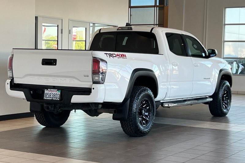 Toyota Tacoma 4WD Vehicle Full-screen Gallery Image 04