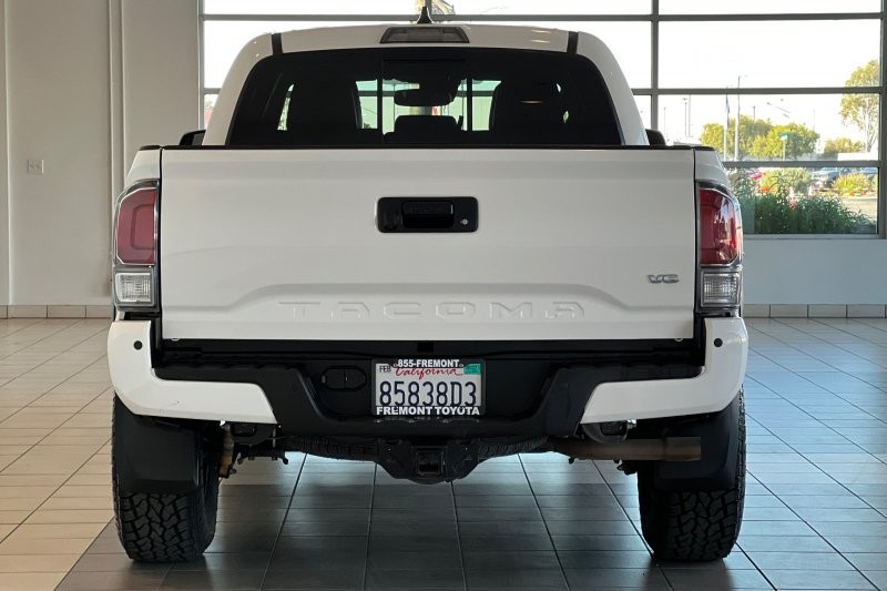 Toyota Tacoma 4WD Vehicle Full-screen Gallery Image 05